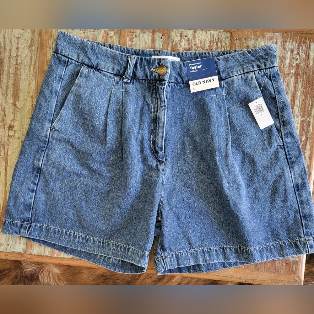 NWT Old Navy Extra High Rise Taylor Pleated Denim Trouser Shorts Size Large